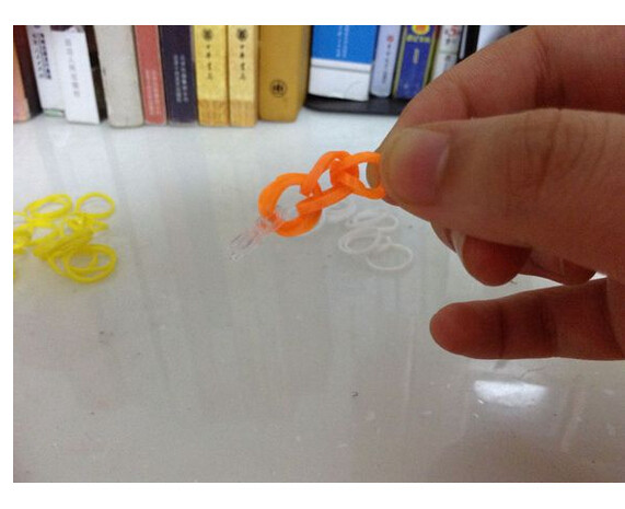 橡皮筋手链编法图解(14)(点击浏览下一张趣图)