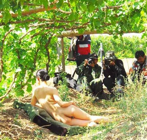 一群男人玩一个女人图解：一群男人射一个女人(2)(点击浏览下一张趣图)