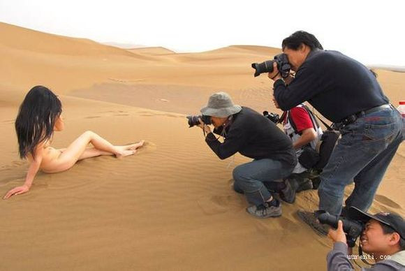 一群男人玩一个女人图解：一群男人射一个女人(4)(点击浏览下一张趣图)