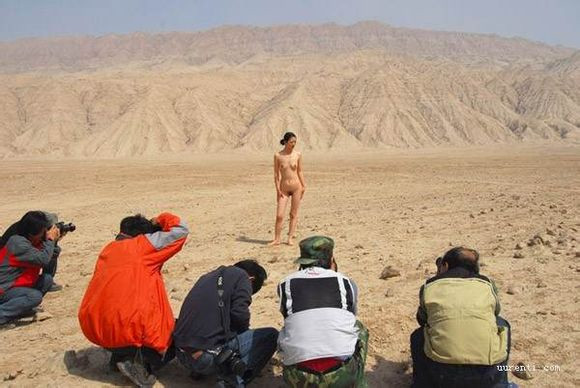 一群男人玩一个女人图解：一群男人射一个女人(8)(点击浏览下一张趣图)