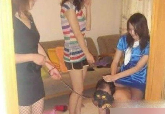 富婆玩死男人图片:富婆夜总会玩鸭图片 (4)(点击浏览下一张趣图)