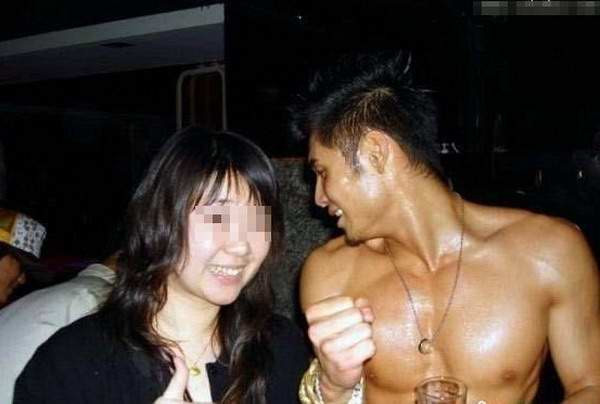 富婆玩死男人图片:富婆夜总会玩鸭图片 (5)(点击浏览下一张趣图)