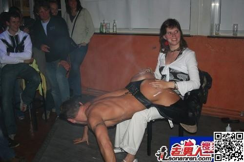 富婆玩死男人图片:富婆夜总会玩鸭图片 (6)(点击浏览下一张趣图)