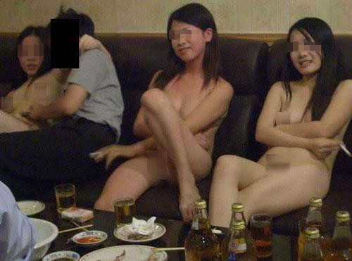 富婆玩死男人图片:富婆夜总会玩鸭图片 (7)(点击浏览下一张趣图)