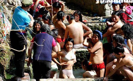 傈僳族澡塘艳浴图片(点击浏览下一张趣图)