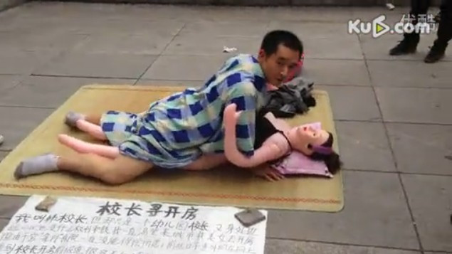 冲气娃娃和人实战视频图片(5)(点击浏览下一张趣图)