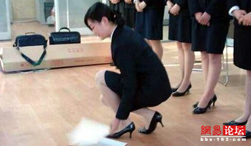 女人穿裙子蹲下走光图片(8)(点击浏览下一张趣图)