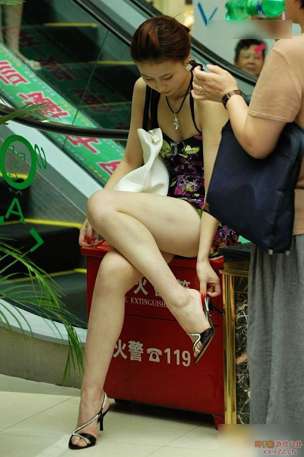 猥琐男子偷拍妹子裙底春光 通鼎宽带厕所偷拍美女(3)(点击浏览下一张趣图)