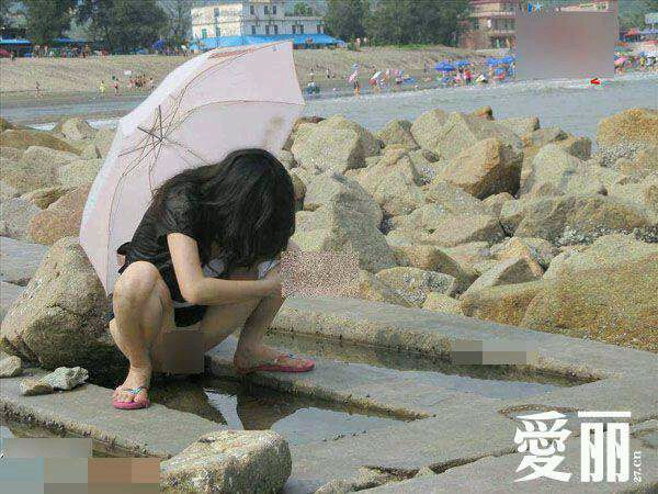 高速堵车女小便 美女拉肚子憋不住了(4)(点击浏览下一张趣图)
