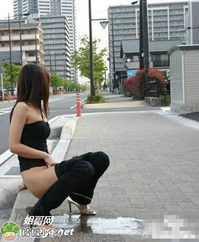 高速堵车女小便 美女拉肚子憋不住了(6)(点击浏览下一张趣图)