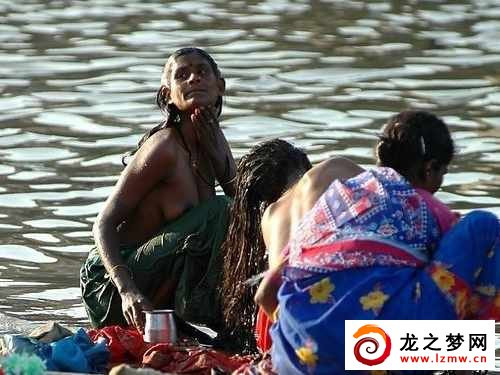 印度女人随地大小便不雅图片(3)(点击浏览下一张趣图)