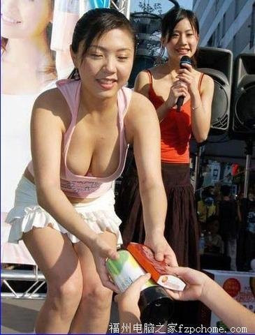 街拍女人露得清图片 一不小心走了光(5)(点击浏览下一张趣图)