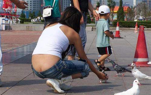 街拍女人露得清图片 一不小心走了光(7)(点击浏览下一张趣图)