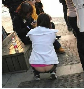 长牛仔裤蹲下露底 一不小心走了光(6)(点击浏览下一张趣图)