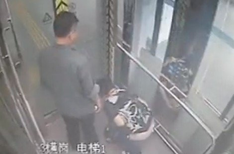 女子监控下大小便 看到女客户裸浴(2)(点击浏览下一张趣图)