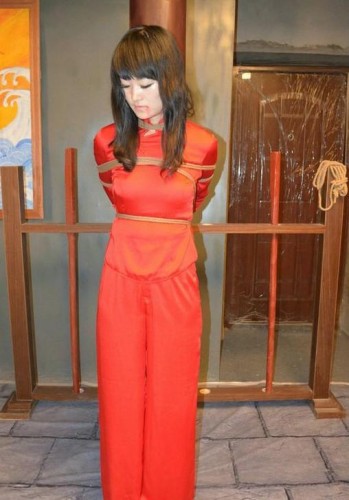 女犯斩首 古代红艳女囚犯刑场处决斩首场面 (点击浏览下一张趣图)