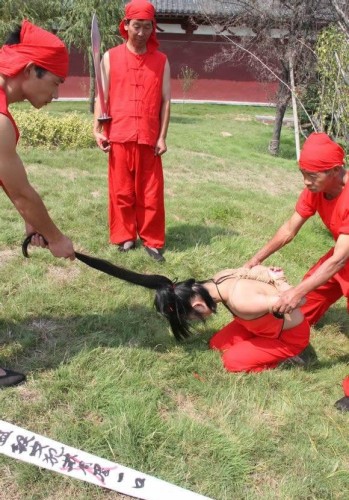 女犯斩首 古代红艳女囚犯刑场处决斩首场面 (6)(点击浏览下一张趣图)