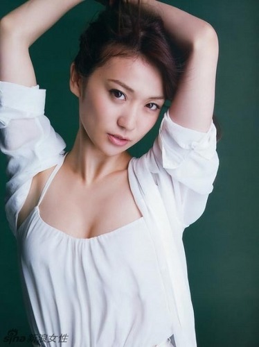 大岛优子双手捧乳大尺度写真曝光(2)(点击浏览下一张趣图)