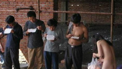 农民工性饥饿夫妻：农民工与妇女肮脏交易(4)(点击浏览下一张趣图)