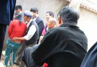 农民工性饥饿夫妻：农民工与妇女肮脏交易(8)(点击浏览下一张趣图)