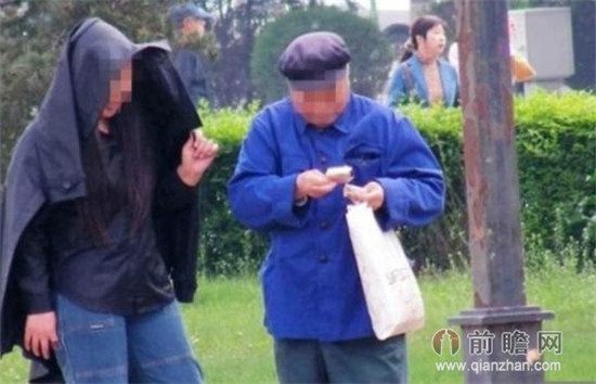 玉赤兔老翁图片：这个大爷太不知羞耻图(5)(点击浏览下一张趣图)