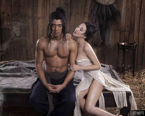 宫女舔皇帝龙根图：初次侍寝嬷嬷会怎么教(3)(点击浏览下一张趣图)