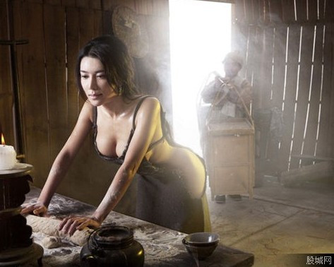 宫女舔皇帝龙根图：初次侍寝嬷嬷会怎么教(4)(点击浏览下一张趣图)
