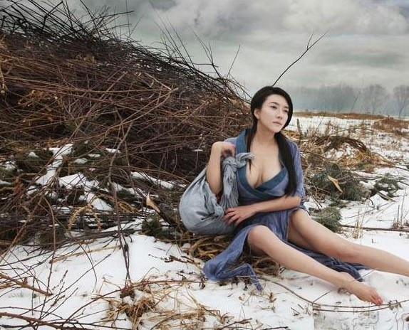 宫女舔皇帝龙根图：初次侍寝嬷嬷会怎么教(6)(点击浏览下一张趣图)