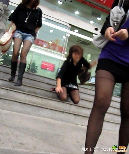 穿裙子上楼梯走光内涵图片：美女穿短裤恶心图片(点击浏览下一张趣图)