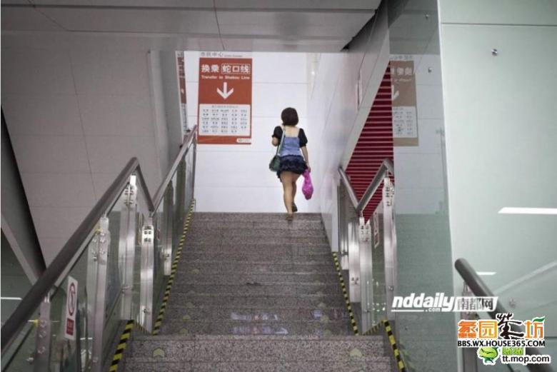穿裙子上楼梯走光内涵图片：美女穿短裤恶心图片(3)(点击浏览下一张趣图)