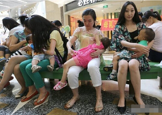 辣妈掀衣喂母乳内涵图片：奶水太多怎么办(2)(点击浏览下一张趣图)