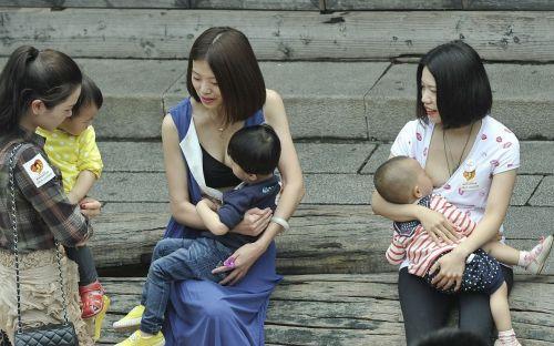 辣妈掀衣喂母乳内涵图片：奶水太多怎么办(6)(点击浏览下一张趣图)