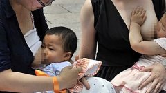 辣妈掀衣喂母乳内涵图片：奶水太多怎么办(7)(点击浏览下一张趣图)