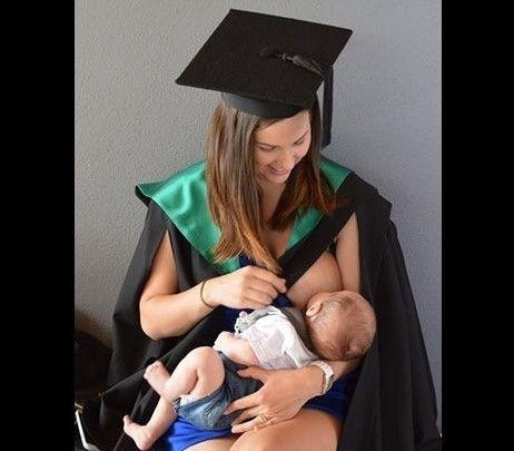 辣妈掀衣喂母乳内涵图片：老公喝母乳三年可以吗(点击浏览下一张趣图)