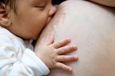 儿子吃母乳到6岁图片 辣妈掀衣喂母乳(7)(点击浏览下一张趣图)