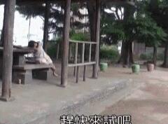 小女孩脱小男孩裤子动态图片：脱小女孩的裙子(4)(点击浏览下一张趣图)