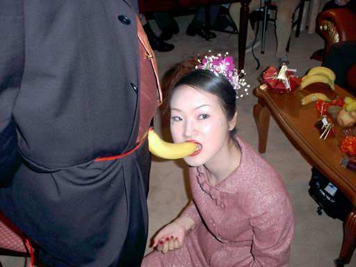 伴娘被扒衣服视频微信内涵图片 一次婚礼上的经历伴娘(点击浏览下一张趣图)