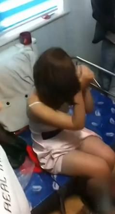 新娘被占便宜视频图片 新娘被轮番强吻撕掉她的衣服撕光图(点击浏览下一张趣图)
