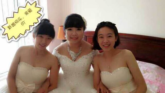 新娘被占便宜视频图片 新娘被轮番强吻撕掉她的衣服撕光图(4)(点击浏览下一张趣图)