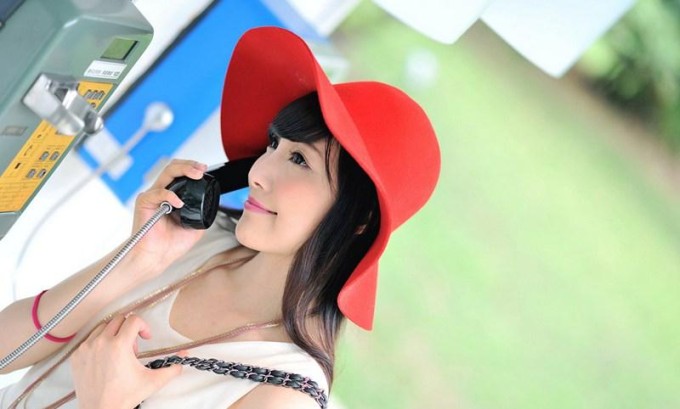 美女图片全身女孩初春户外唯美写真(点击浏览下一张趣图)