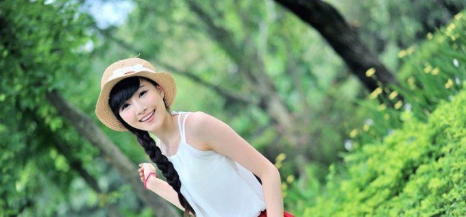 美女图片全身女孩初春户外唯美写真(2)(点击浏览下一张趣图)