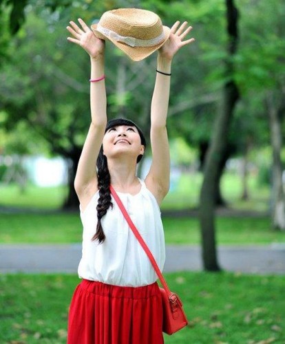 美女图片全身女孩初春户外唯美写真(3)(点击浏览下一张趣图)