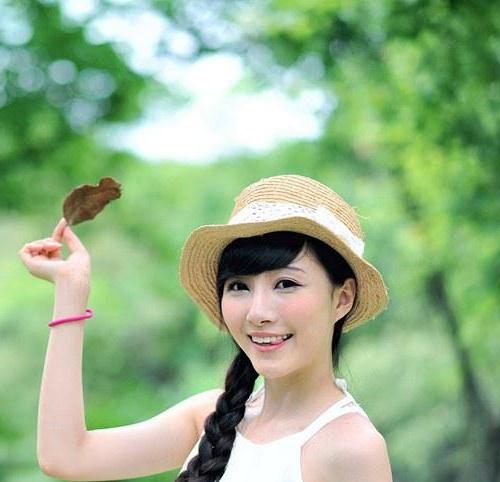 美女图片全身女孩初春户外唯美写真(4)(点击浏览下一张趣图)