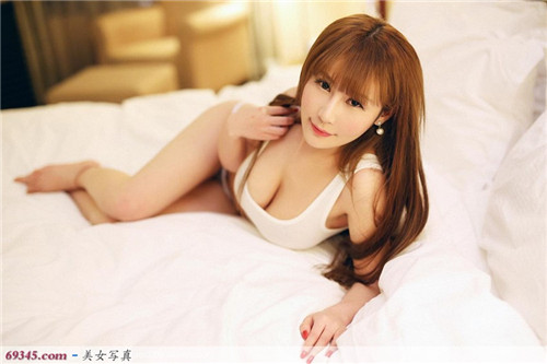 学长解开了我的衬衣：我解开了她的内衣扣子图片(2)(点击浏览下一张趣图)