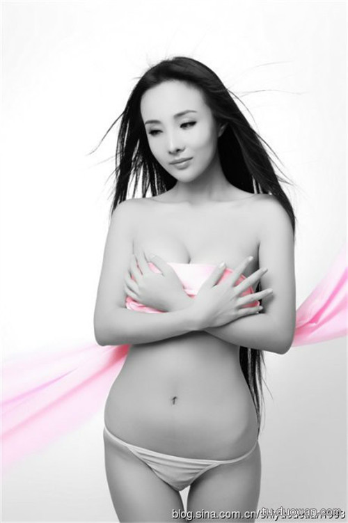 甘露露娘俩伺候一男子图片(2)(点击浏览下一张趣图)
