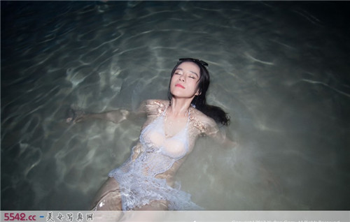 风月体验网美女图片：美女草嫩穴撸啊撸11pp(7)(点击浏览下一张趣图)