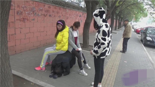 游坦之舔阿紫的脚照片 跪舔女神综合图片(2)(点击浏览下一张趣图)
