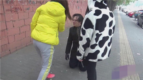 游坦之舔阿紫的脚照片 跪舔女神综合图片(4)(点击浏览下一张趣图)