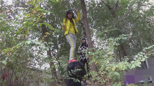 游坦之舔阿紫的脚照片 跪舔女神综合图片(5)(点击浏览下一张趣图)