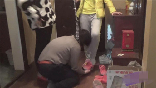 游坦之舔阿紫的脚照片 跪舔女神综合图片(8)(点击浏览下一张趣图)